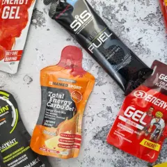 Różne żele energetyczne dla biegaczy: SIS, Enervit, NamedSport, EthicSport. Wybór zależy od potrzeb.